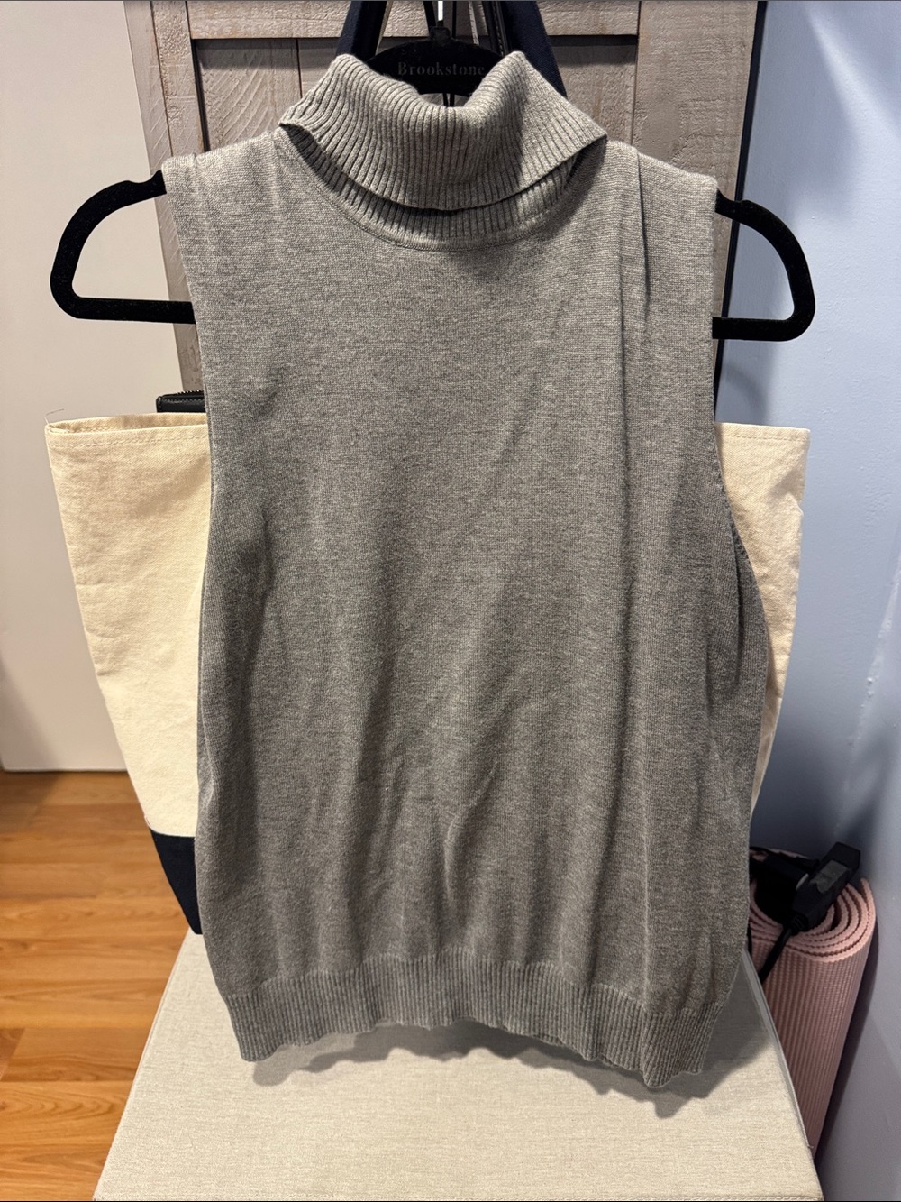 Cable & Gauge Gray Sleeveless Turtleneck Sweater